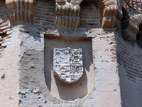 Стены башен хранят гербы его владельцев.  В 1453 году епископ Авила начал строительство замка-резиденции, котрое продолжалось более 20 лет и окончилось оно в конце 14 века благодаря племяннику Алонсо 