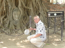 Голова древней статуи будды, вросшая в корни дерева - одна из святынь тайцев. Это в Древней столице Сиама - Аютайя