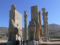 Персеполис
Персеполис — древнеперсидский город, возникший в VI—V вв. до н. э., столица огромной империи Ахеменидов. Находится на расстоянии 60 км к северу от Шираза, примерно в 900 км к югу от Тегера