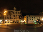 Стемнело, я вышла на вечерний променад, заодно посмотрела на вечерний город. на Plaza de Puerta del Mar вечером красиво подсвечивается фонтан. А вот красивое ...