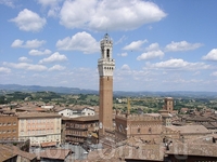 В центре  башня Манджа, высотой 102 метра, рядом с палаццо Комунале.  Ее строили  с 1325 по 1348 г.г.    братья  Франческо и Муччо ди Ринальдо.