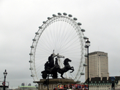 Знаменитое колесо обозрения The London Eye красиво подсвечивается вечером. Первых пассажиров на нем прокатили 1 февраля 2000 года.
Колесница - скульптурная ...