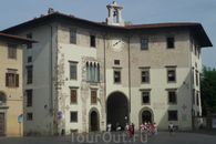 Пиза. Дворец дель Оролоджо - Palazzo dell Orologio. Слева от арки муниципальная тьрьма,  справа "Башня Голода",в которой был замурован  граф  Уголино с ...