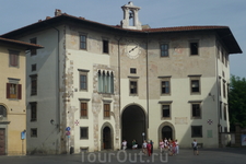 Пиза. Дворец дель Оролоджо - Palazzo dell Orologio. Слева от арки муниципальная тьрьма,  справа &quotБашня Голода&quot,в которой был замурован  граф  Уголино с детьми и внуками. Сейчас в этом  здании 