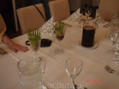 такой свежей зеленью украшен стол в ресторане усадьбы священника