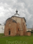 Церковь Параскевы Пятницы на торгу. Строили, кстати, смоленские зодчие.  Вид сейчас немного грустный, но сюда все также приходят женщины, ищущие защиты ...