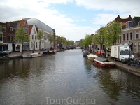 Я заметила, что моя первая фотография очень похожа на последнюю, каналы, вода, мосты, они есть и в Амстердаме и в Лейдене и в др. голландских городках ...
