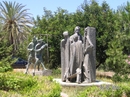 Скульптурная группа возле монастыря Топлоу