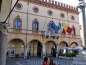 О том,что Равенна была столицей Римской империи свидетельствует желто-красный флаг на центральной площади.