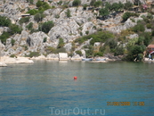 Древний ликийский саркофаг прямо в воде.Огорожен красным мячиком,чтобы суда его не повредили.
