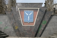 Герб города на набережной