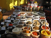 На рынке в Анджуне (каждую среду). Богатый выбор специй и чая.