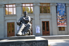 В  Ереване много памятников на улицах