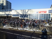Велосипедная парковка, таких в Голландии очень много ибо основной транспорт там это велосипед.