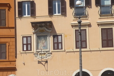 Рим.  Матерь божия охраняет этот дом от невзгод.