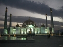 Мечеть "Туркменбаши Рухы" (Духовность Туркменбаши... Там же находится мавзолей, где похоронен Туркменбаши и члены его семьи. 

"Крупнейшая в Центральной ...