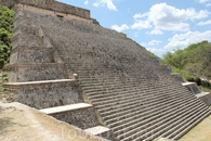 Большая пирамида. Эта лестница ведет к храму, украшенному масками Чака и попугаями. Попугаи ассоциируются с огнем, предполагается, что это был храм Солнца ...