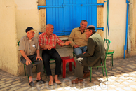 Медина Сусса. Местные мужчины пенсионеры весь день сидят пьют местный чай с орешками и мятой.