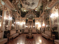 В интерьерах дворца периодически снимают испанские исторические фильмы.