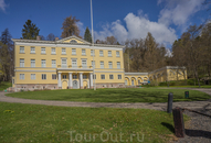 Особняк являлся главным зданием металлургического завода Fiskars. Построенный в 1816-1822 гг., он первоначально предусматривался и как жилой дом для владельца ...