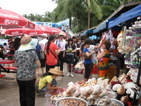 Небольшой рынок на общественном пляже. Недалеко от отельного пляжа