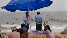 Полиция Бэдайхе следит за порядком на пляже