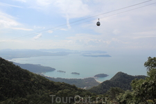 Дорога поднимается высоко в горы, оттуда открывается вид на весь остров Дорога поднимается высоко в горы, оттуда открывается вид на весь остров