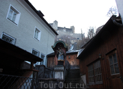 вид на Крепость Хоэнзальцбург (Hohensalzburg) от старейшей пекарни (на фото слева, функционирует здесь с 14 века). Хлеб замечательный, булочки тоже - технология ...