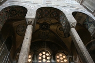 Доминанта монастыря - церковь святого Луки, именно она содержит основные мозаичные композиции.