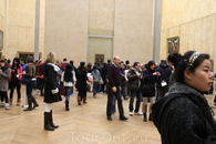 Мона Лиза в Лувре, которую нельзя фотграфировать, но все это делают)))