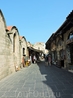 Улочки Старого города наполнены людьми, вдоль них выстроились кафе и сувенирные лавки