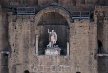 Театр и статуя Августа
