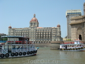 тот самый тадж-махал(мумбайский),на переднем плане-Gate of India