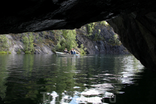 На лодке можно заплыть в небольшую пещеру в северной части каньона.