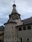 Одна из потрясающе красивых церквушек города!))