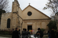 Как и обещала ранее Церковь Сен-Жюльен-ле-Повр, маленькая сельская церковь, без каких-либо излишеств. Строительство ее началось в 1170г.