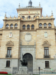 В здании находится большой музей, в котором хранится оружие еще со времен императора Карлоса I (XVI век) и произведения искусства.
