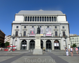 Главный оперный театр в Мадриде находится напротив королевского дворца. Был построен в 1850 году по указу королевы Изабеллы II и открылся 19 ноября того ...
