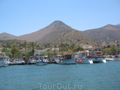 Вдалеке остается маленький порт Элунды.