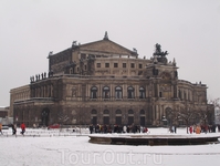 Дрезден: толпы российских туристов у здания оперы