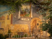 Дворики в Одессе обычно образованы  или окружены домами - это роспись одной из стен жильцом-художником