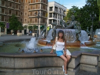 Площадь Святой Девы, фонтан, символиз  реку Турию с  7 протоками (девы),