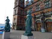 Хельсингёр. Статуи Гамлета и Офелии перед входом в здание вокзала.