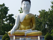 статуя будды по дороге к плавучему рынку