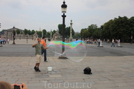 Гигантские мыльные пузыри на площади Согласия.