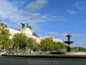 Дойдя до конца Paseo del Prado, я вышла на площадь Plaza del Emperador Carlos V. Это большая площадь, где соединяются 7 городских магистралей. До 1941 ...