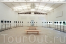 Janet Cardiff, Forty Part Motet, 2001, sound installation in 40 channels, sung by Cathedral of Salisbury choir

Thomas Tallis, English composer of the ...