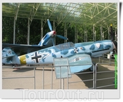 Истребитель Messerschmitt Bf-109 F-2 (Германия).
Полноразмерная копия истребителя В. Брандля (180 побед), командира 2 группы 3 эскадры «Удет» из состава ...