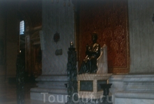 Бронзовая скульптура Святого Петра