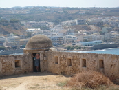 Сохранились только( восстановленные) стены,цистерны и мечеть с большим куполом.
